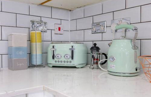 Family-Friendly 4-Bed near Parks & Transport Links - Foto 15