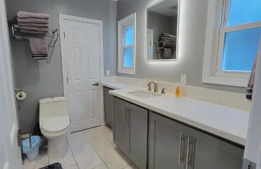 Spacious 3 bedroom unit with backyard and parking just 10 minutes from Rodeo Dr and attractions! - Photo 24