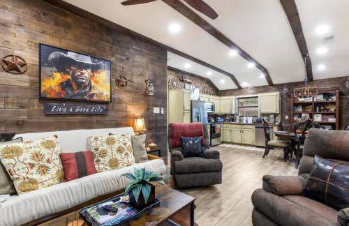 Stockyards 5 mins!-New!-Sleeps 8. Cowboy Bungalow - Foto 1