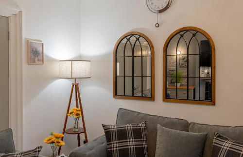 Glenroy Place - sleeps 7, private drive, log burner - Foto 14