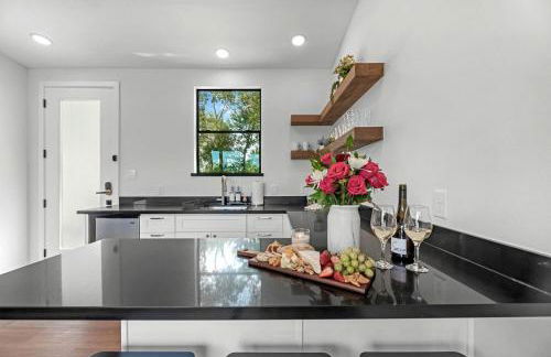 Tranquil Tiny Home Resort with Heated Pool & Goats near Houston, Hempstead Texas - Foto 18