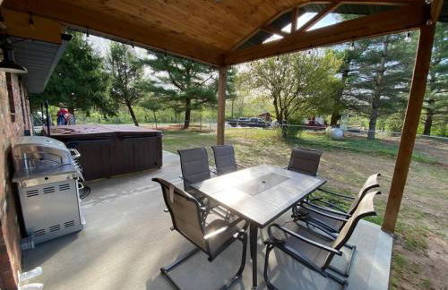 Private 4 Bedroom Home with a hot tub - Foto 16