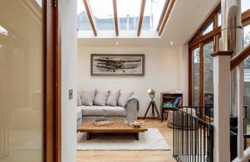 The Coach House - Beautiful Home in Cheltenham! - Photo 1