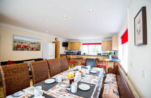 Round Park - A large dog friendly one level holiday cottage for groups and families - Photo 4