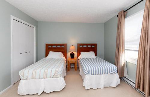 4 Bedroom Lakefront Home with Private Beach on Cedar Point Chaussee - Photo 20