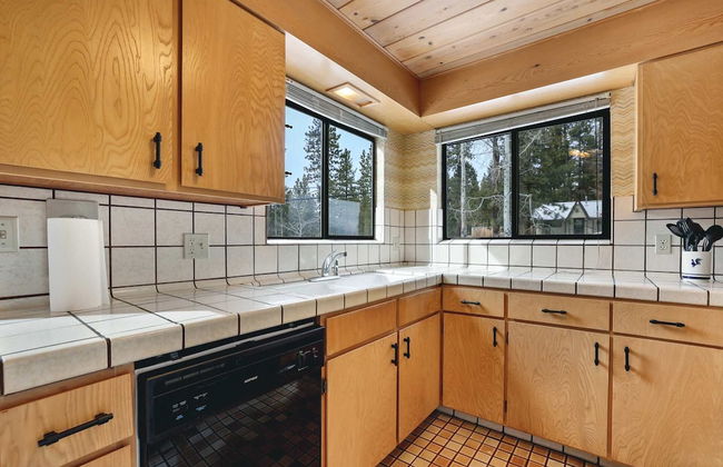 Tahoe Forest Chalet 3BR House w/ Mountain Views - Foto 17