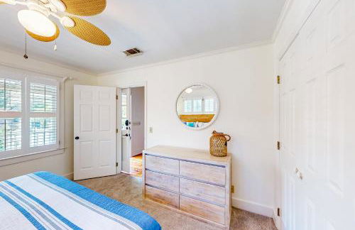 Classic coastal home with game room & private hot tub - walk to beaches - Foto 22