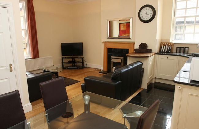 Guards View Windsor - Photo 11