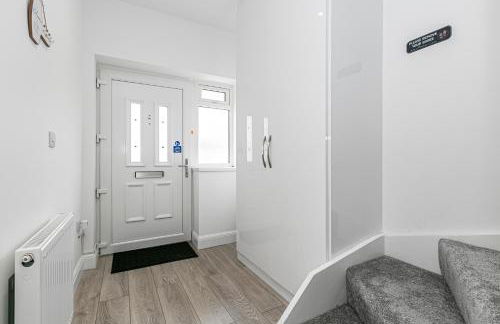 Spacious Detached House with 7 Beds Includes Ping Pong and Pool Table Sleeps 14 Free Parking - Foto 19