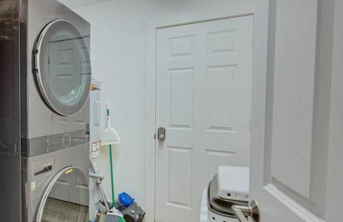 Sunset Dreams 304 Modern Madeira Beach Condo Heated Pool & Walk to Beach - Foto 16