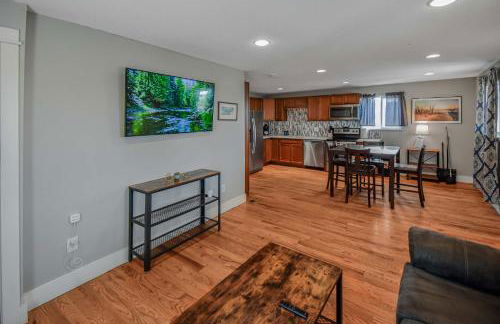 3 bed home with huge yard near Hidden Lake - Foto 8