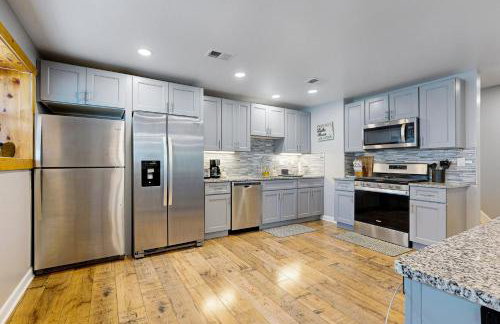 Waterfront Fun! Group Getaway on Lake Marie - Foto 22