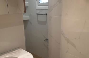 Newly Renovated Varkiza Beachside One Bedroom with Large Terrace - Foto 10