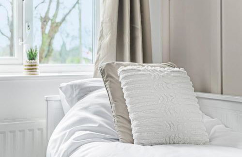 3BR Home with Garden & Free Parking - Foto 44