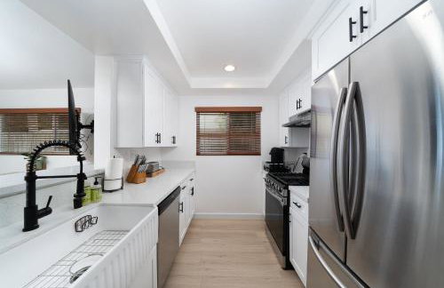 Downtown Beach Home, 5 min to Beach! Backyard, BBQ - Foto 6