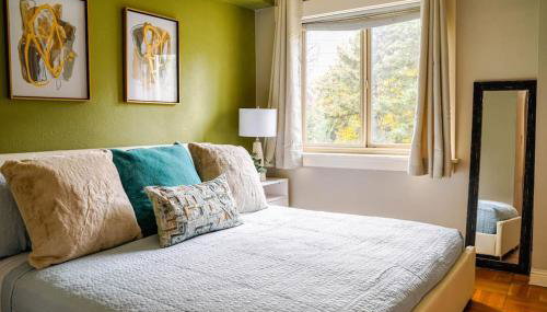 Colorful downtown condo, 2 bedrooms, king bed - Foto 2