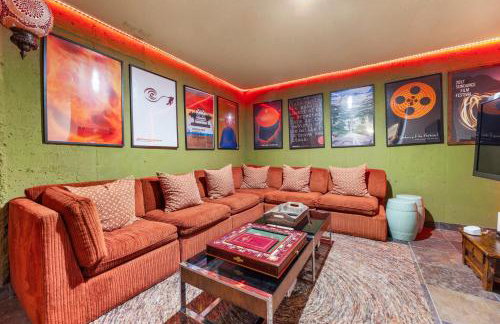 Spacious 5 Bed Retreat, Walk to Lifts and Main - Photo 5