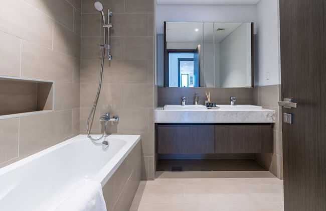 New! Luxurious Living Dubai Creek Balcony & View - Photo 18