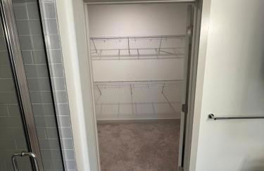 Luxury Bedroom with Private Bath & Closet Near Airport and Downtown Boston - Foto 23