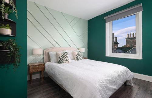 Extravagant 6 Bed Victorian Townhouse with Hot Tub - Photo 5