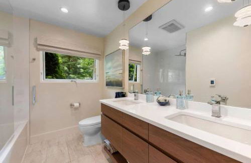 Mid Century Beauty with Huge Sunny Porch - Foto 16