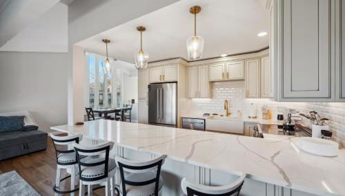 Elegant 4-Season Lake Geneva Condo with Fireplace! - Foto 2