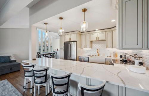 Elegant 4-Season Lake Geneva Condo with Fireplace! - Foto 2