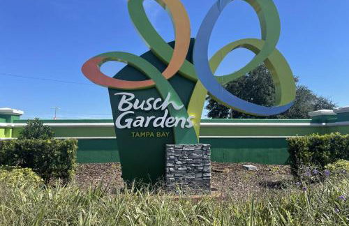 Adventure Awaits in Tampa Bay with Beautiful Decor 4BR with Backyard Oasis Near Busch Gardens & Adventure Island - Foto 7