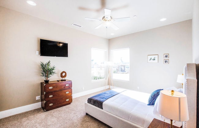 Mermaid by Avantstay Private Estate w/ Pool, Volleyball & Arcade! - Photo 3