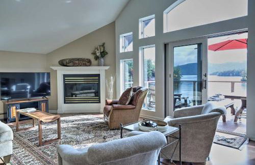 Lakefront Bolton Retreat with Balcony and Views! - Foto 4