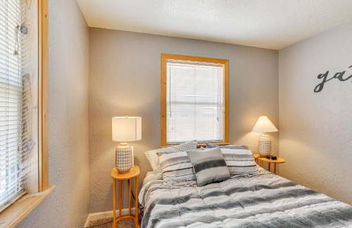 Less Than 1 Mi to Lake Almanor Home with Furnished Decks! - Foto 14