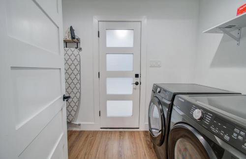 5-BD Modern Central Getaway w Hot Tub - Mins to DT - Foto 20