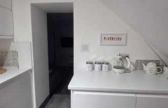 Modern and spacious 2 bedroom apartment with free parking - Photo 7