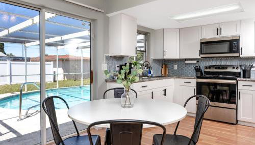 Sunny Escape: Vibrant Pool Home - Foto 5