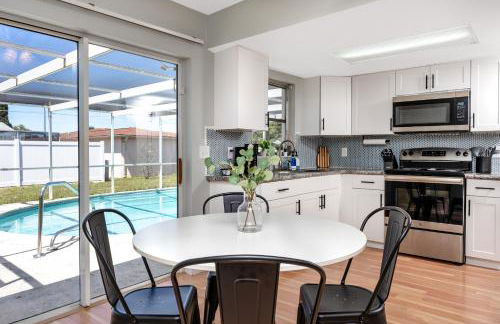 Sunny Escape: Vibrant Pool Home - Photo 5