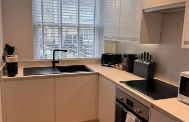 Stunning, newly refurbished flat - Photo 3