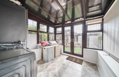 Selby House - Large 3 Bed Victorian Property in Portsmouth - Sleeps 5 - Photo 12