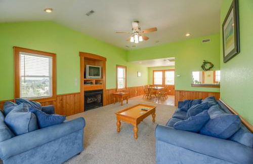 Quiet Hatteras Duplex with Decks about 1 Mile to Beach - Foto 4