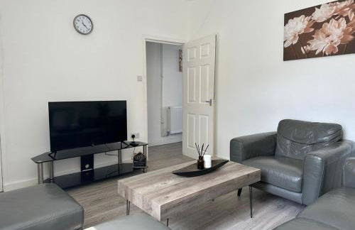 The Regent's Retreat - Modern 4-Bedroom Home - Photo 8