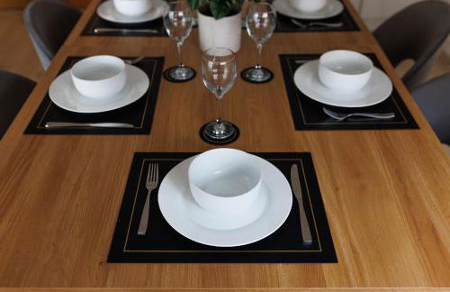 Flatzy - Prime City Apartment with Free Parking & Ping Pong Table - Foto 22