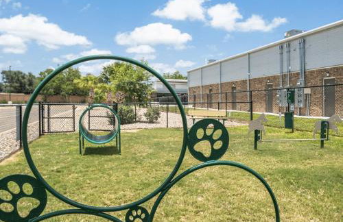 Trenton Sky Suite, Comfort, Pool, Gym, Gated Access - Photo 7