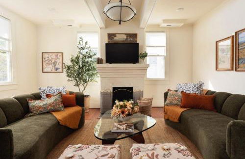 Historic 1897 Bill Murray House, DT Charm, Game Room and Parking - Foto 6