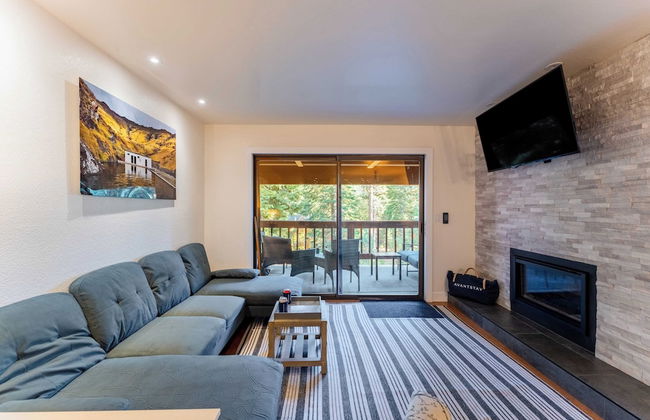 Walk to Lake, Dining+shops 5mins to Ski Resort Incline Paradise by Avantstay - Photo 2