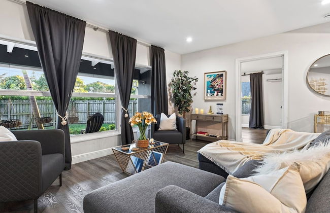 Hot Tub, Firepit, Deck | 10mins to Beach | Middle Terrace Cottage by AvantStay - Foto 7