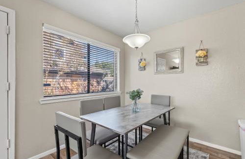 Alder Stay 3BD Townhome in Heart of Arlington - Foto 11