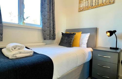 J&J stays 5 bedroom detached house in Peterborough with parking - Photo 9