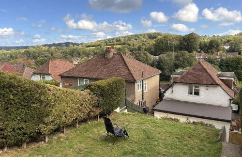 Caterham 3 Bed House, Free on street Parking - Photo 26