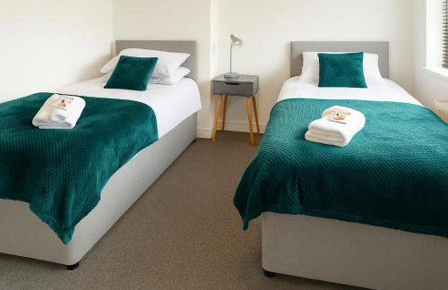 Large Home - Free Parking-WiFi By Hinkley Homes Short Lets & Serviced Accommodation - Photo 10