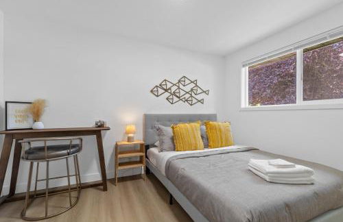 Family-Friendly 4BR Home with AC and Yard Near Airport - Foto 15