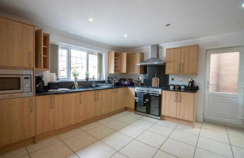 Emirates House, Luxe 5 Bed, with King sized Beds, next to Aiport & NEC, JLR 5 mins - Foto 44